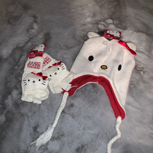 HelloKitty hat and mittens with tags